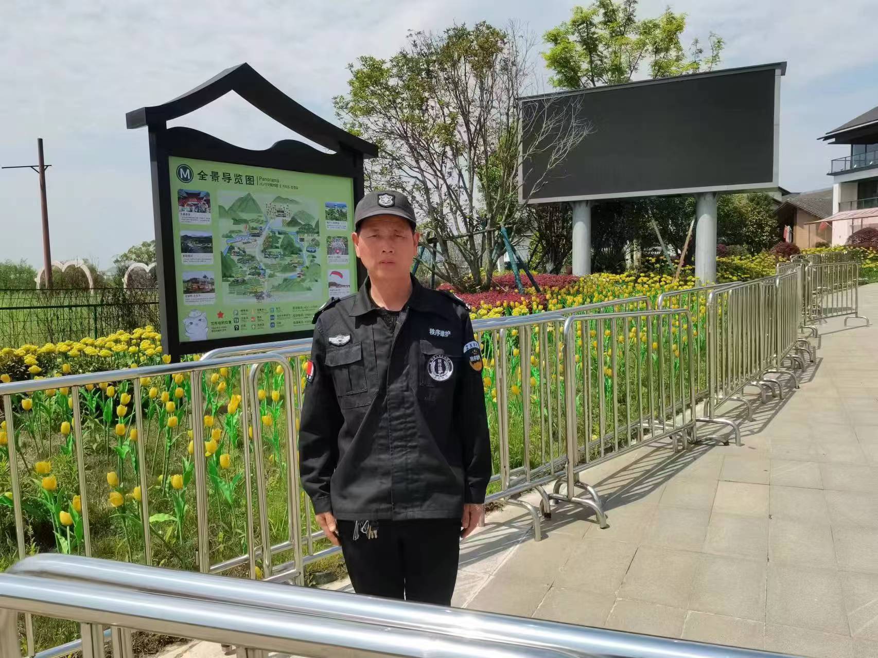高嶺中國村景區(qū)保安員吳云鵬堅守一線，立崗執(zhí)勤.jpg
