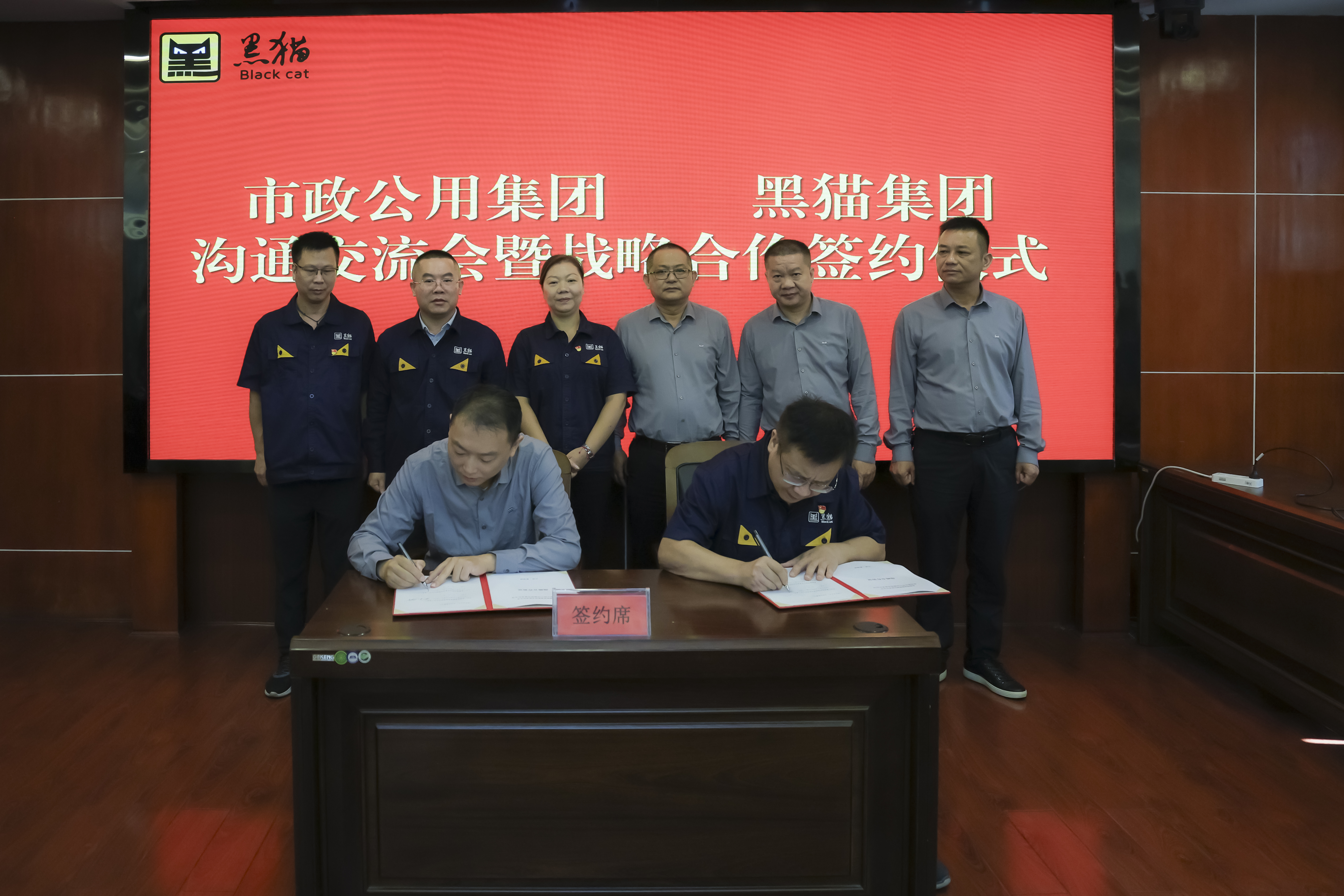 圖4 簽署戰(zhàn)略合作協(xié)議.jpg 圖4 簽署戰(zhàn)略合作協(xié)議.jpg