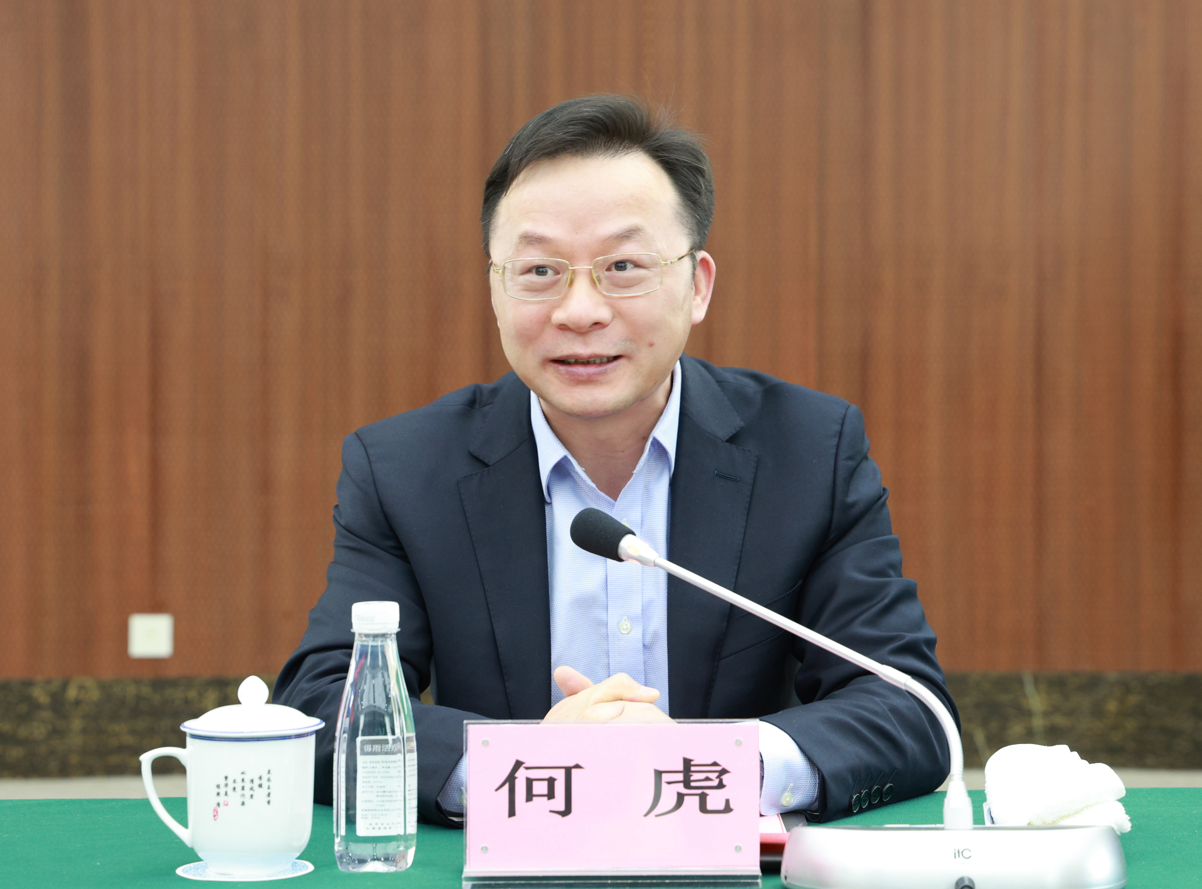 圖2 何虎致辭.jpg 圖2 何虎致辭.jpg