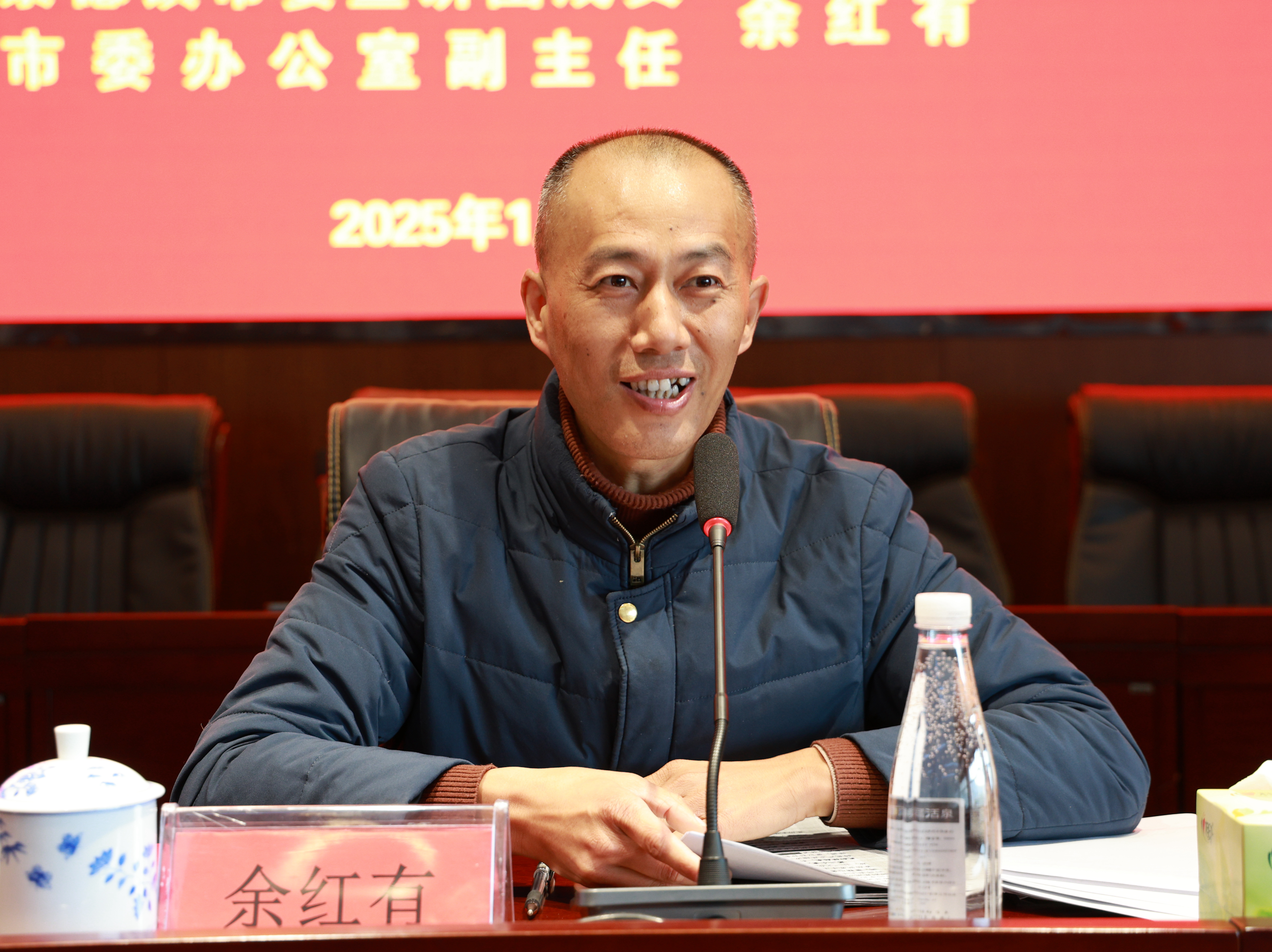 圖2 余紅有作宣講報(bào)告.jpg 圖2 余紅有作宣講報(bào)告.jpg