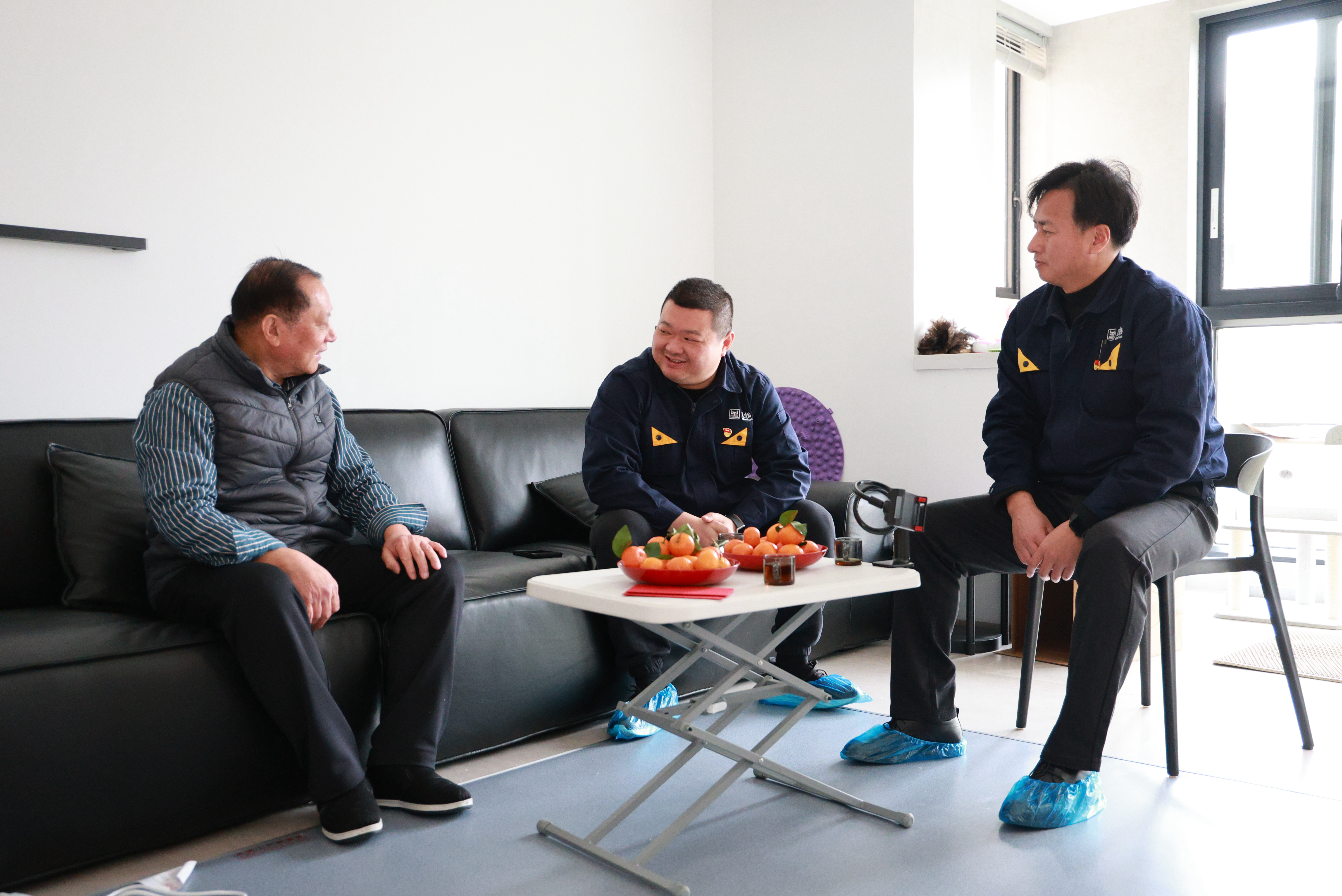 圖1 慰問離退休軍轉(zhuǎn)干部.jpg 圖1 慰問離退休軍轉(zhuǎn)干部.jpg