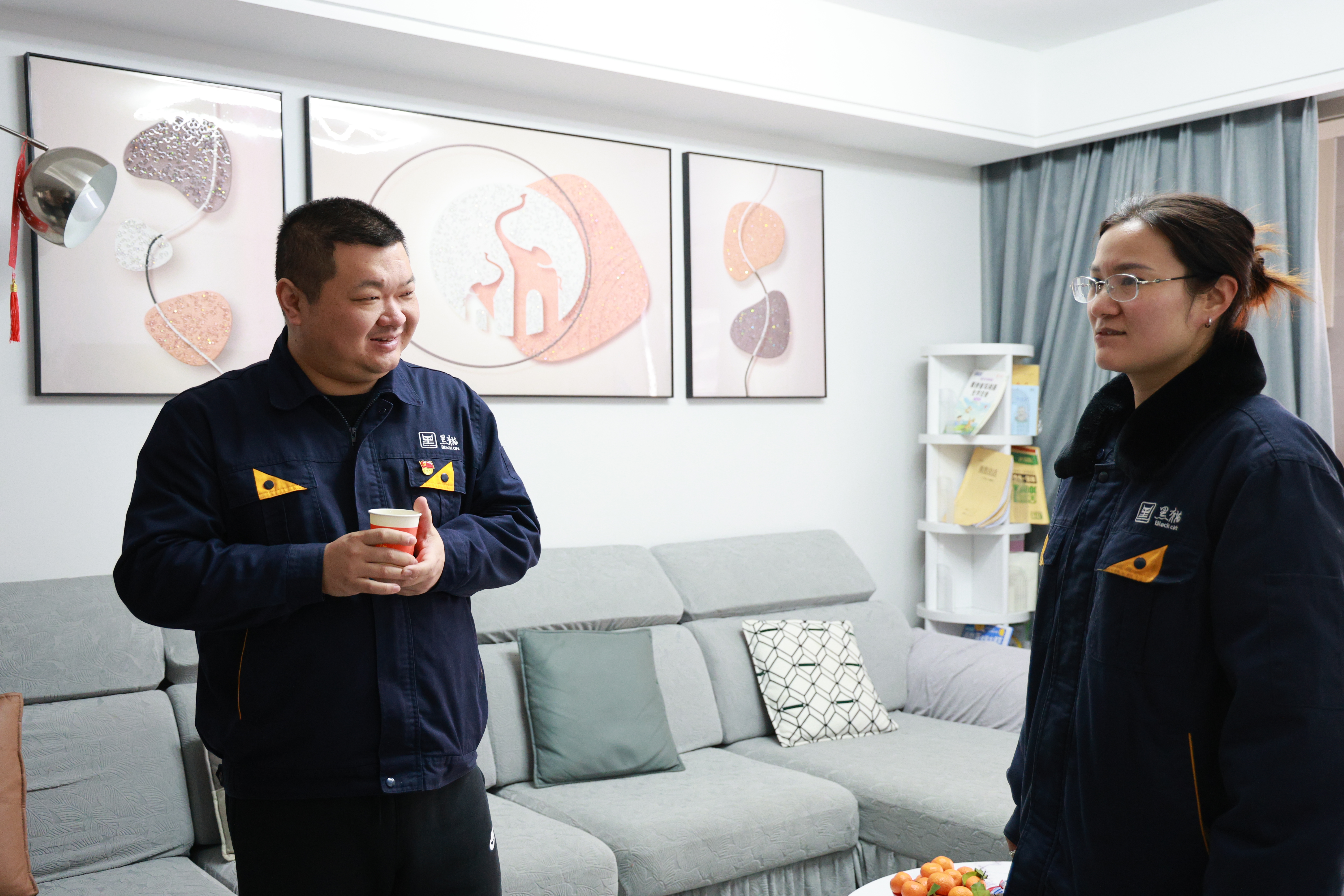 圖2 慰問困難職工.jpg 圖2 慰問困難職工.jpg