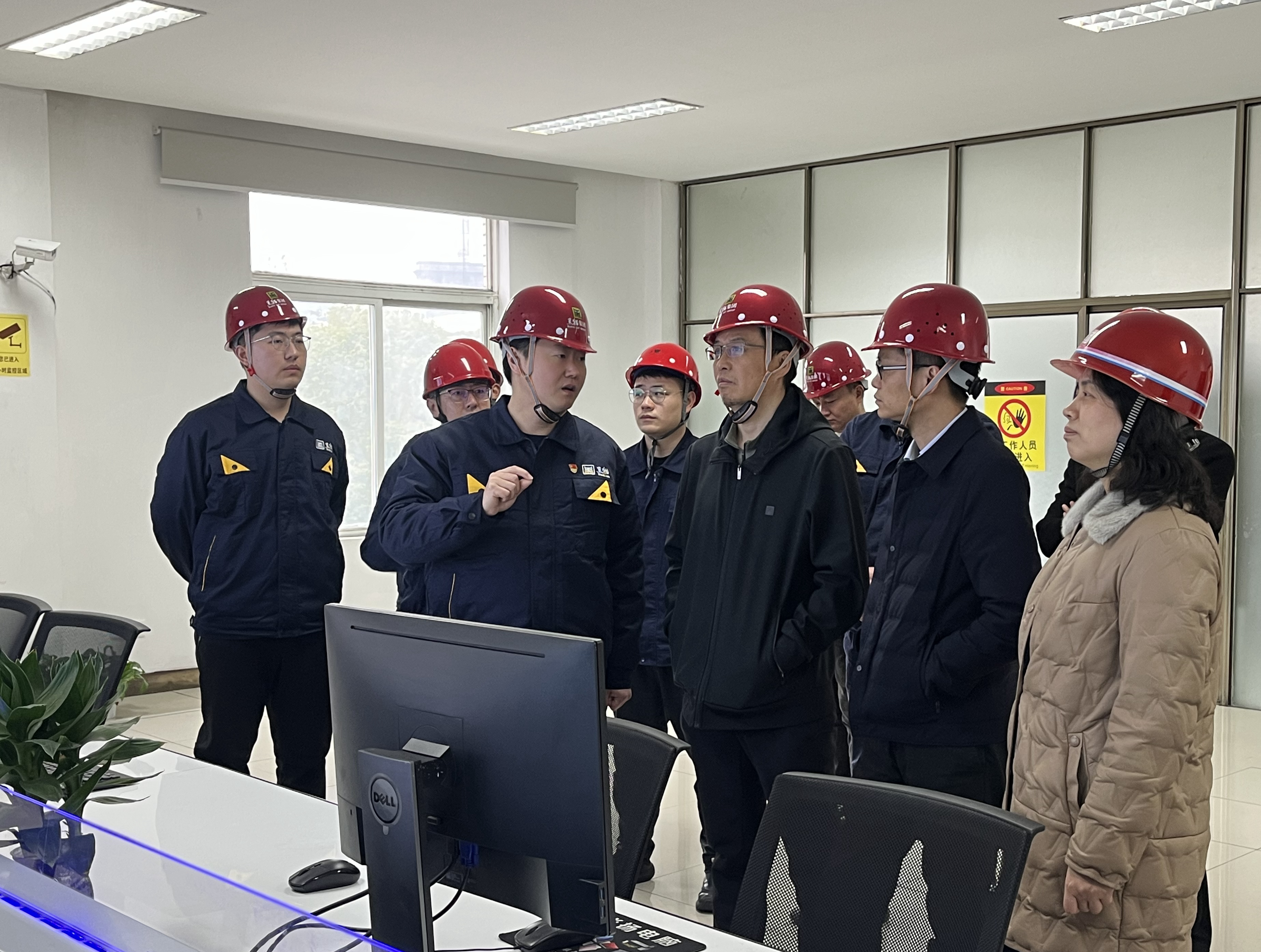 圖1 炭黑5、6號(hào)生產(chǎn)線調(diào)控室（集團(tuán)總部 彭佳敏攝）.jpg