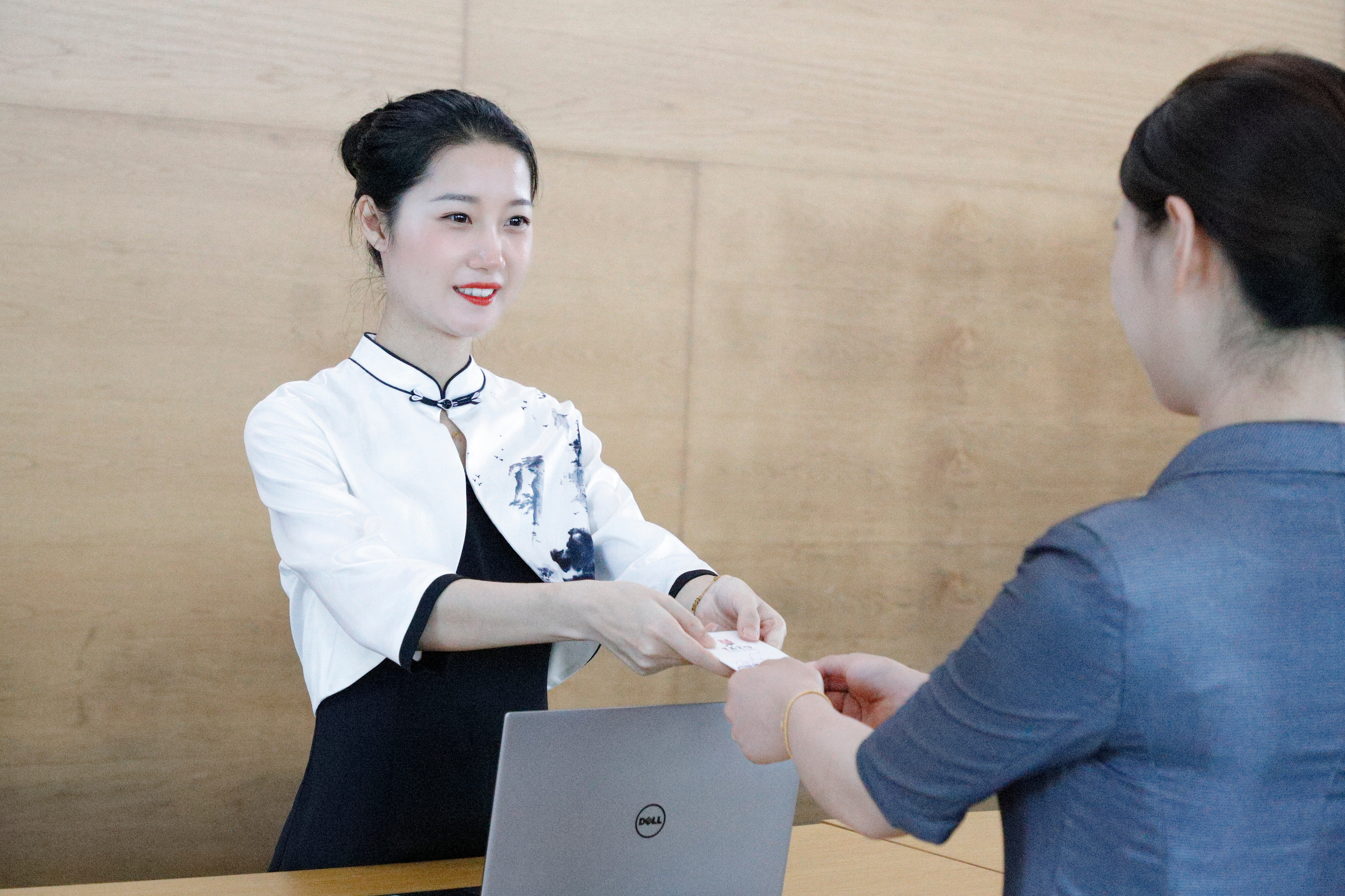 圖1 熱情辦理入住.jpg