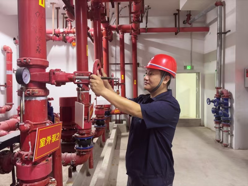 認真檢查消防設(shè)施.jpg 認真檢查消防設(shè)施.jpg